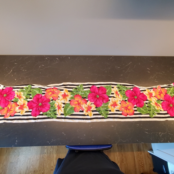 Vintage Echo Floral Silk Scarf. - Picture 2 of 7